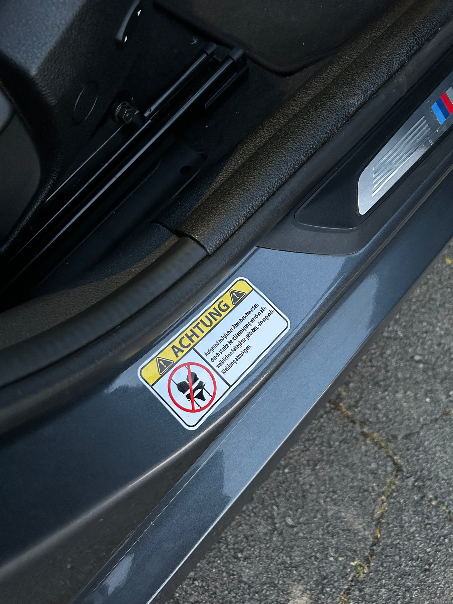 WARNSCHILD Aufkleber – Enge Kleidung vor Start entfernen | Premium Vinyl Sticker
