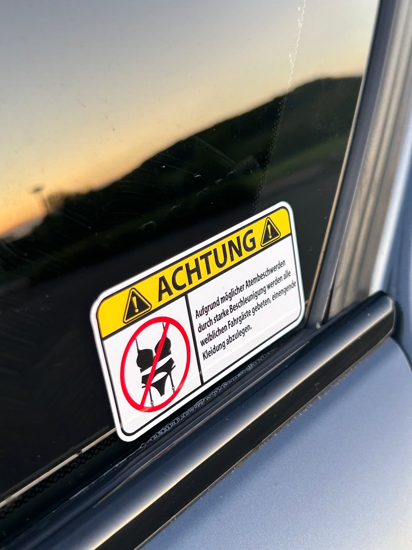 WARNSCHILD Aufkleber – Enge Kleidung vor Start entfernen | Premium Vinyl Sticker